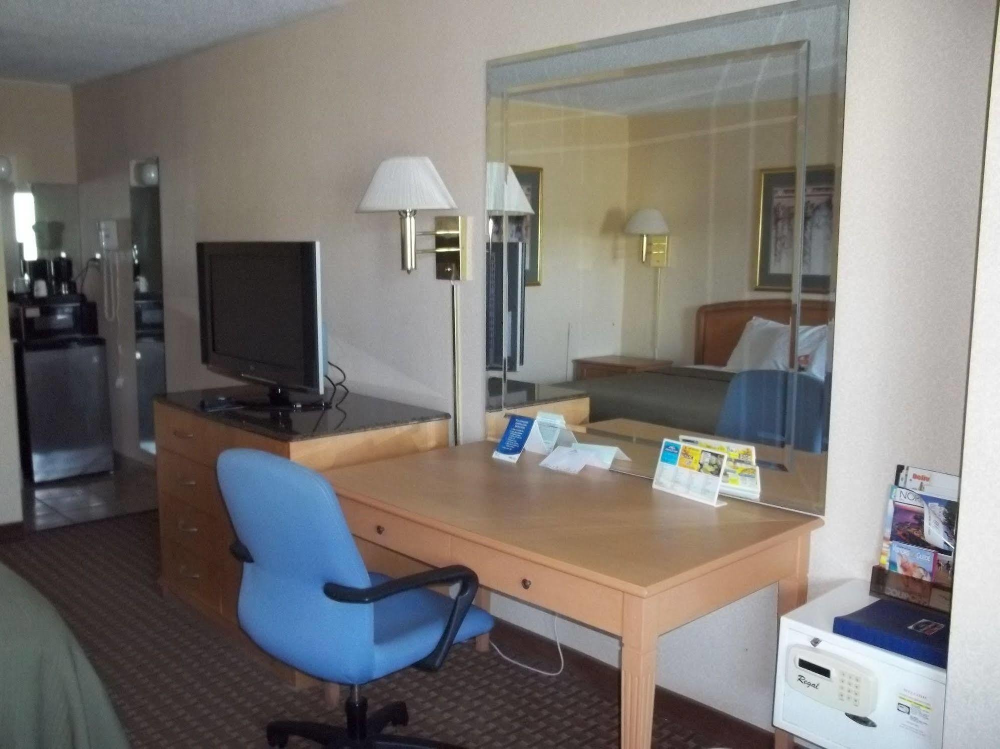 Howard Johnson By Wyndham Virginia Beach Bagian luar foto