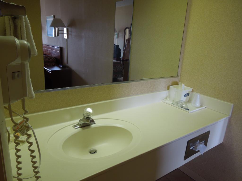 Howard Johnson By Wyndham Virginia Beach Bagian luar foto